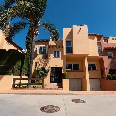 3-bedroom Townhouse With Views Of La Concha In Nueva Andalucia, מארבלה