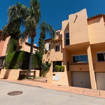 3-bedroom Townhouse With Views Of La Concha In Nueva Andalucia, בית נופש *