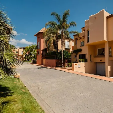 3-bedroom Townhouse With Views Of La Concha In Nueva Andalucia, בית נופש *