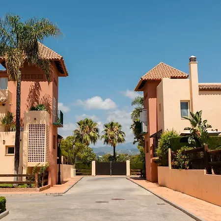 3-bedroom Townhouse With Views Of La Concha In Nueva Andalucia, בית נופש מארבלה